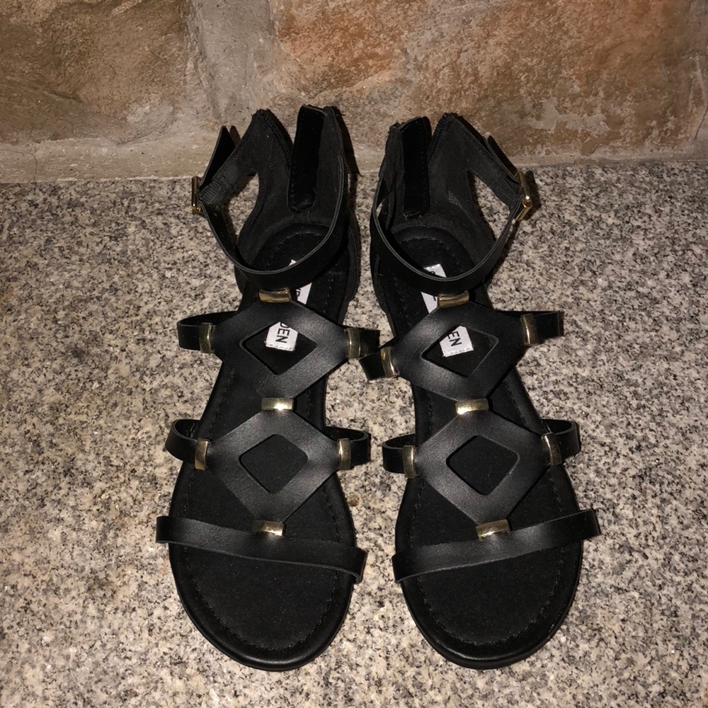 NWOT/Box Steve Madden Sandals Black